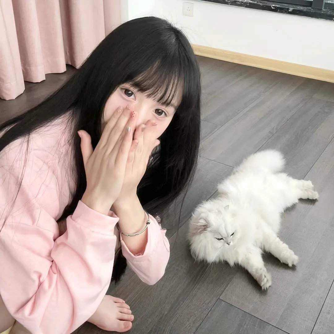 穿黄睡衣的女孩